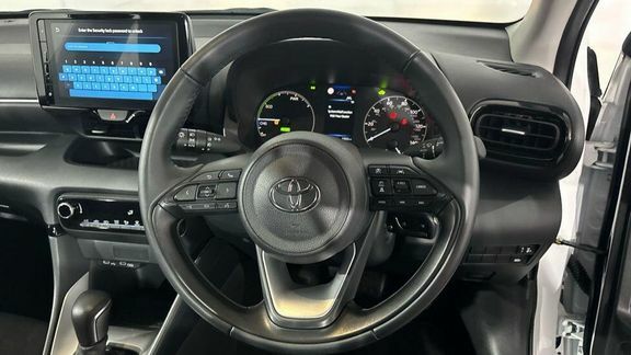 Toyota Yaris Icon White #5