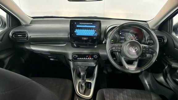 Toyota Yaris Icon White #4