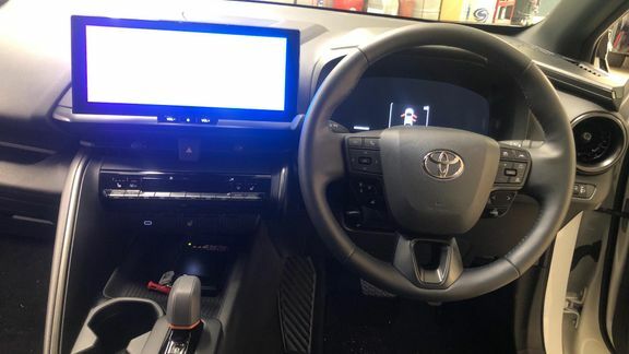 Toyota C-Hr Design 2.0 Phev White #6
