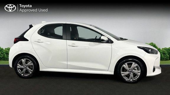 Toyota Yaris Icon White #4