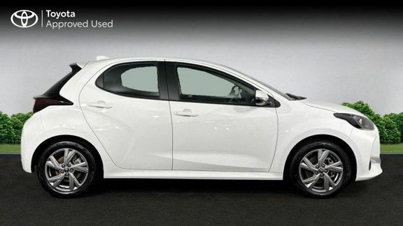 Toyota Yaris Icon White #4