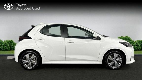 Toyota Yaris Icon White #4