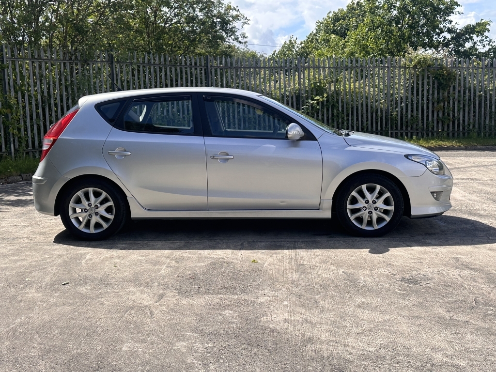 Hyundai I30 1.6 Comfort Crdi Silver #4