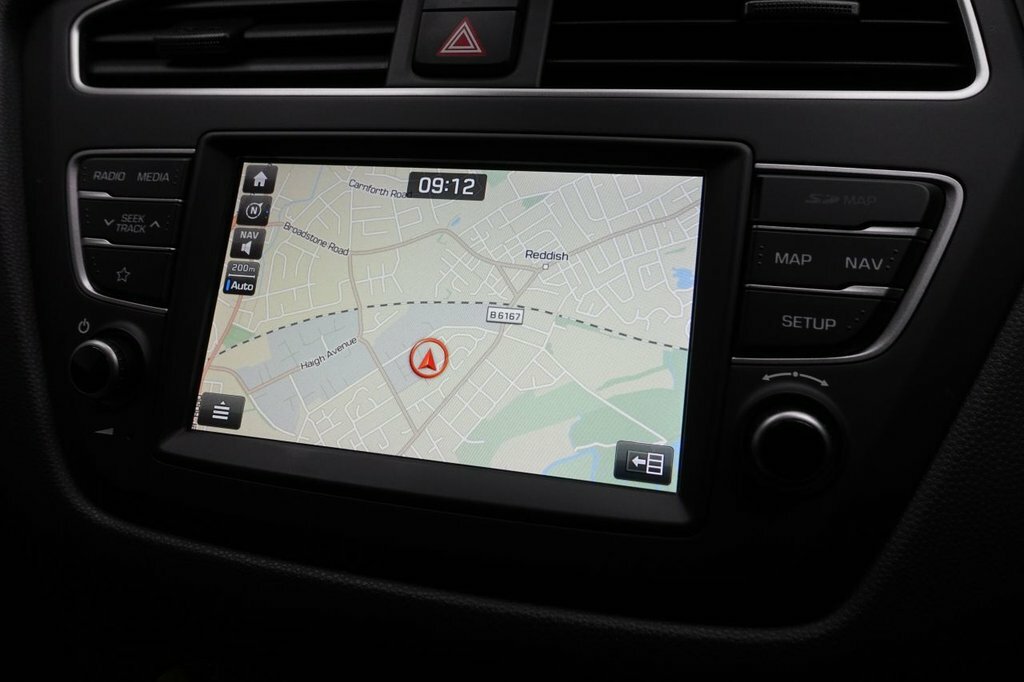 Hyundai I20 1.2L Play SB69ZFT White #2
