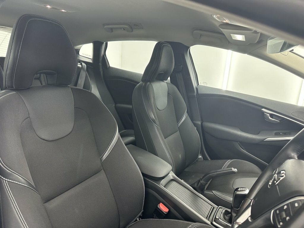 Volvo V40 2L Momentum DC18FTU Silver #2