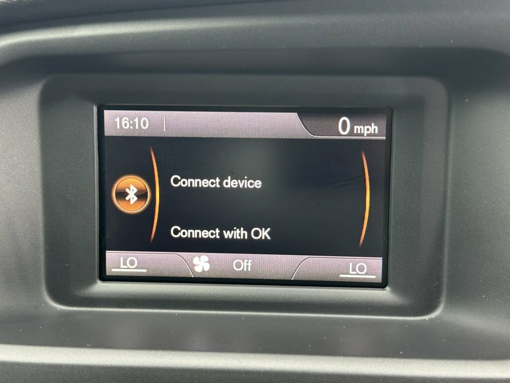 Volvo V40 2L Momentum DC18FTU Silver #3