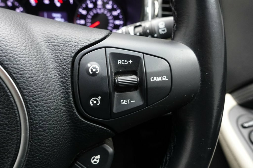 Kia Carens Crdi 2 White #24