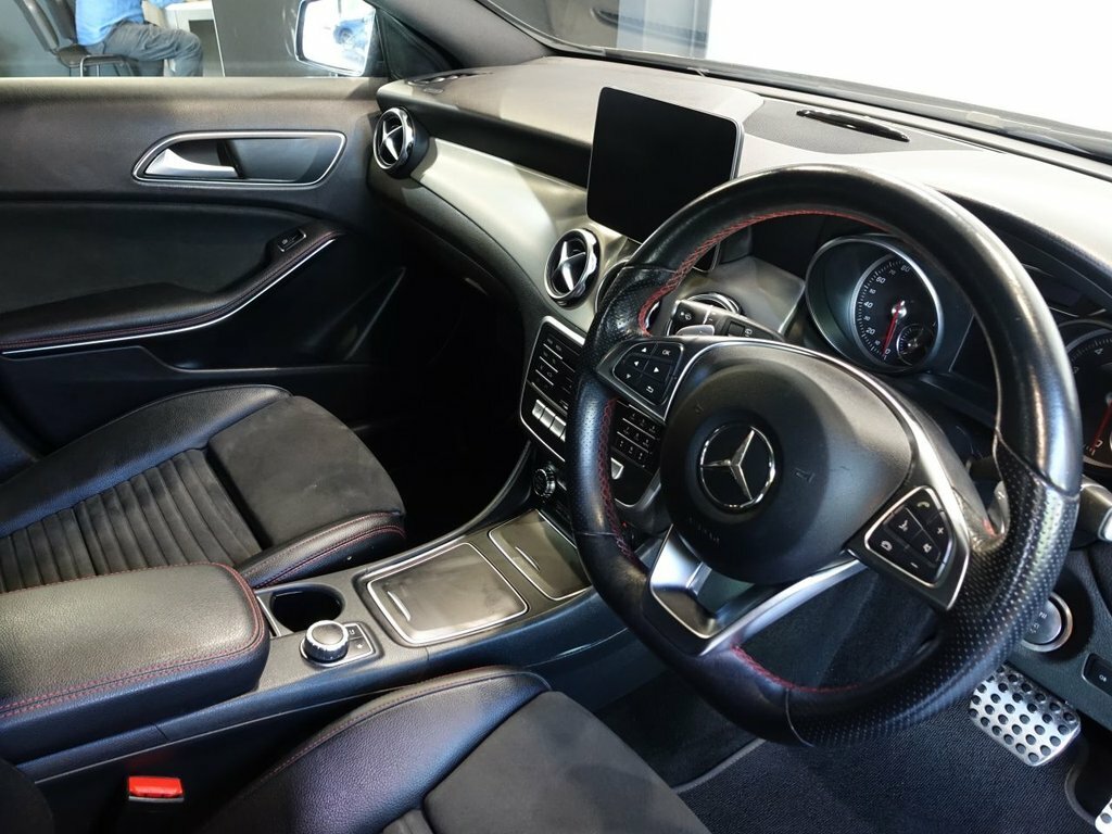 Mercedes-Benz GLA Class 1.6L Amg Line Edition DE69VTV Black #2
