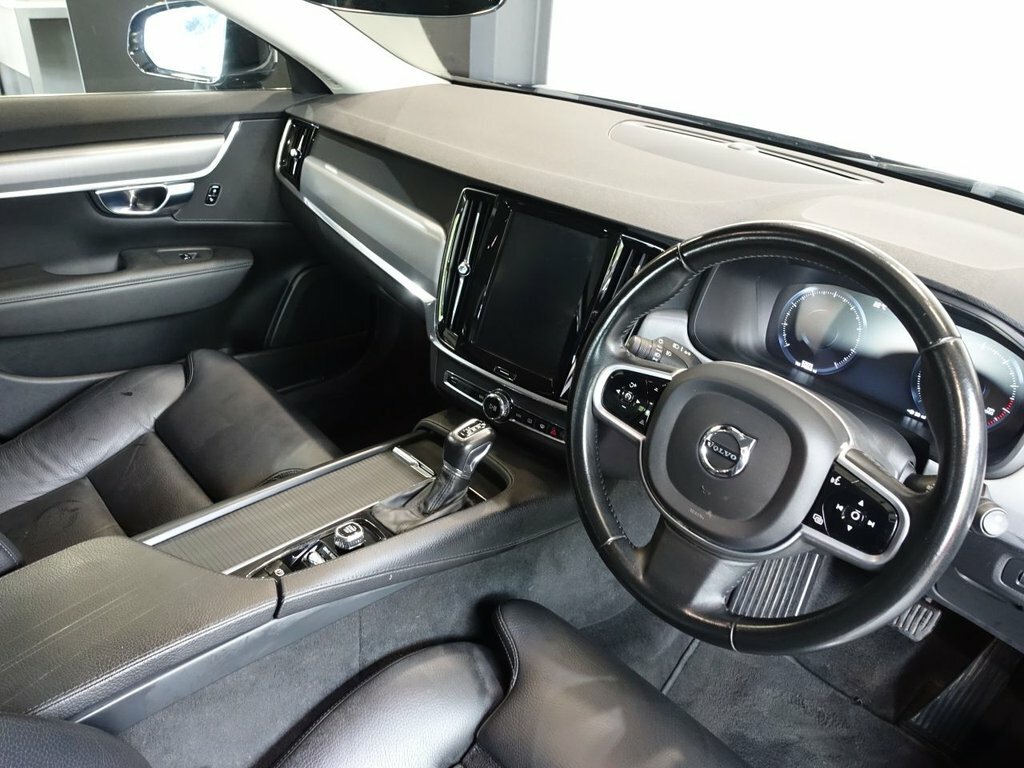 Volvo V90 2L Momentum Plus Black