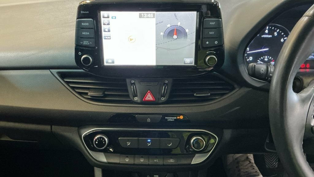 Hyundai I30 1.4L Se Nav Silver #3