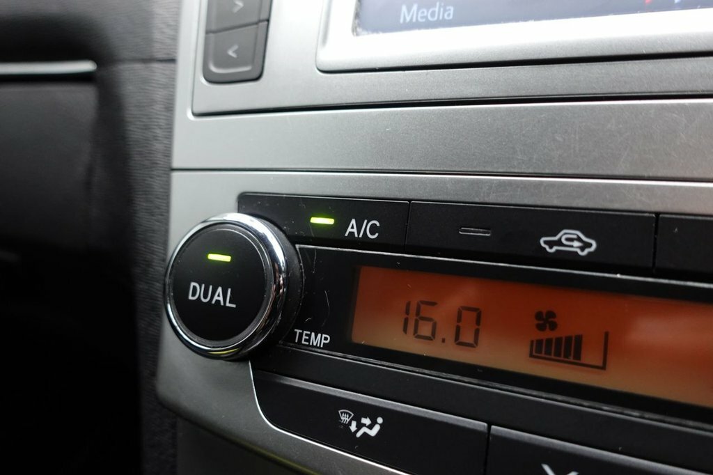 Toyota Avensis 2.0 D-4d Active White #26