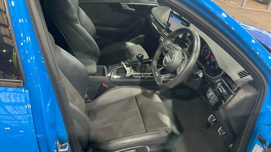 Audi A4 Avant 2L Black Edition Blue