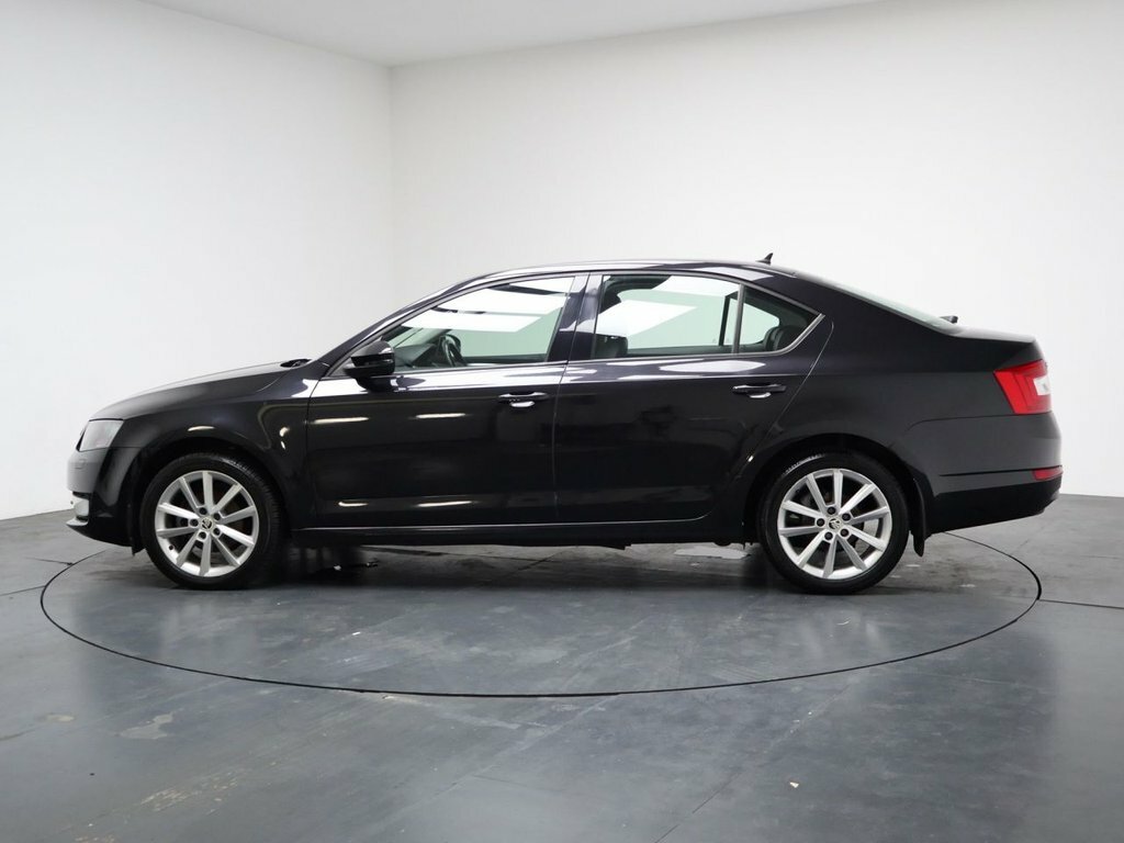 Skoda Octavia 1.6L Elegance Black #6