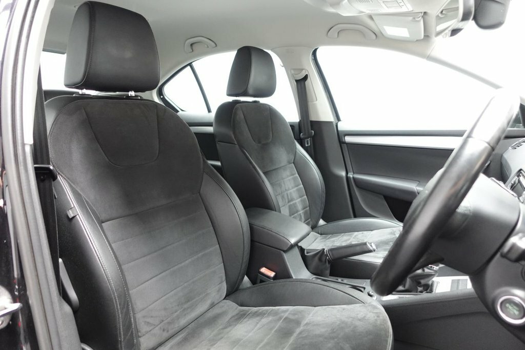 Skoda Octavia 1.6L Elegance Black #3