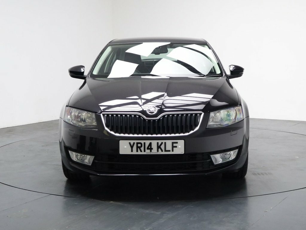 Skoda Octavia 1.6L Elegance Black #4