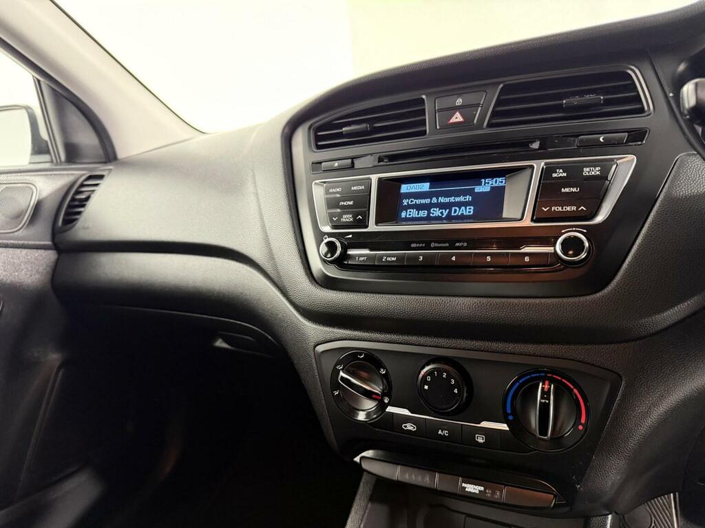 Hyundai I20 Se White #9