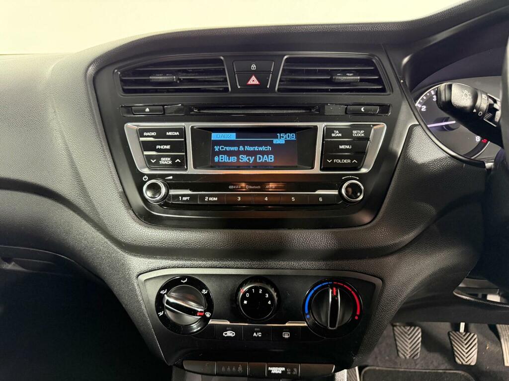 Hyundai I20 Se White #75