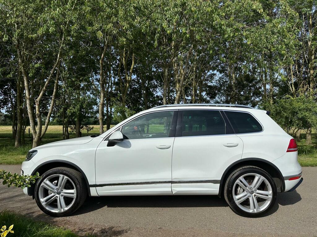 Volkswagen Touareg Suv 3.0 Tdi V6 Bluemotion Tech R-line Plus Tiptron DF17DVX White #4