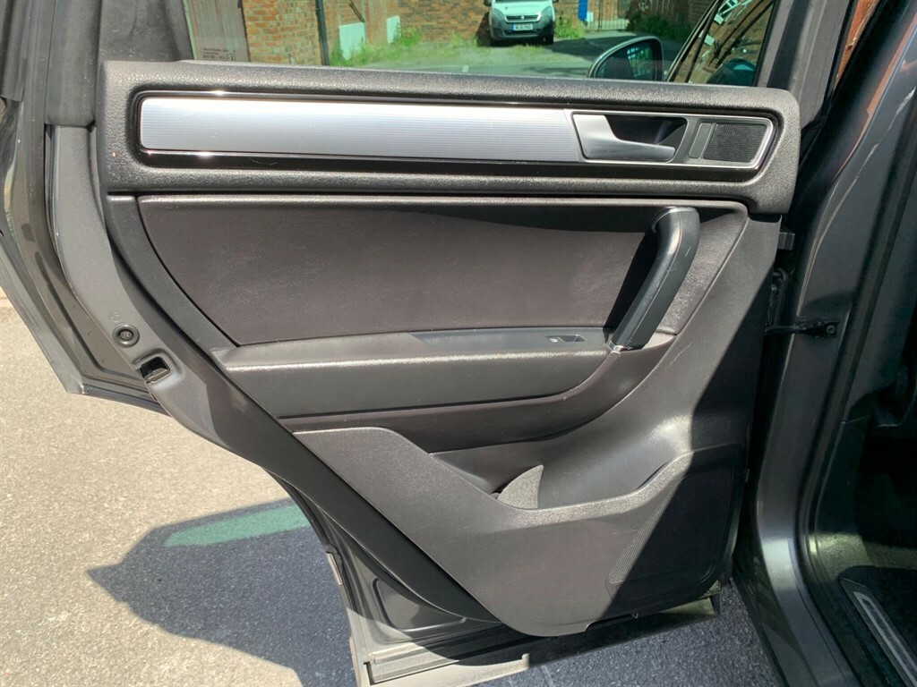 Volkswagen Touareg 3.0L V6 R-line Plus Tdi Bluemotion Technology A Black #31