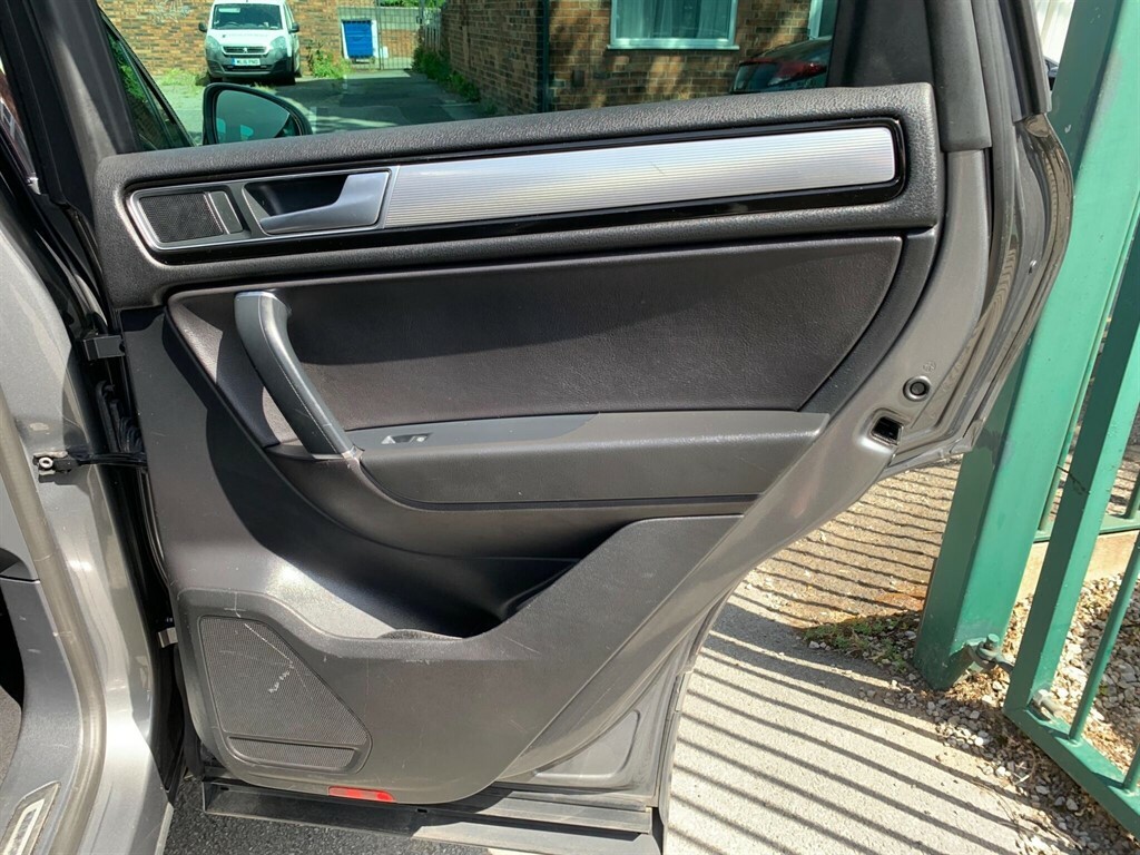 Volkswagen Touareg 3.0L V6 R-line Plus Tdi Bluemotion Technology A Black #32