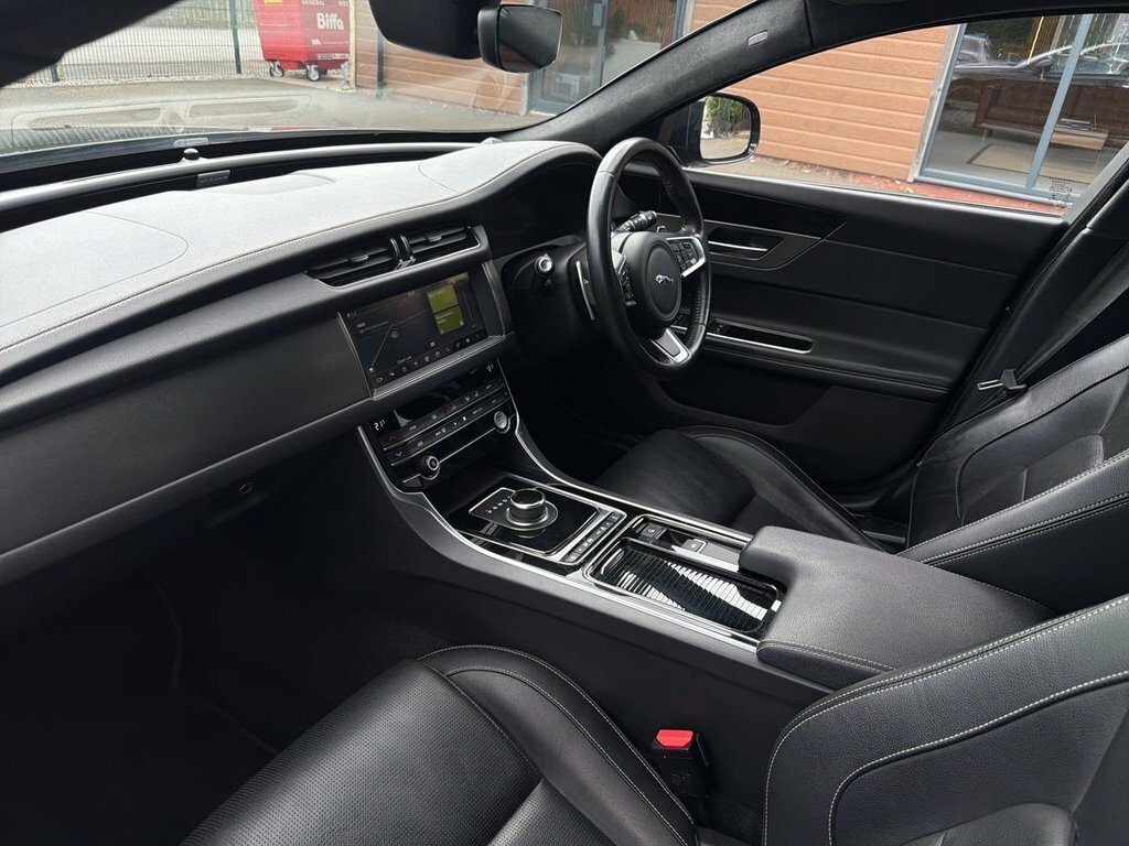 Jaguar XF 2.0D 180 Portfolio  #32