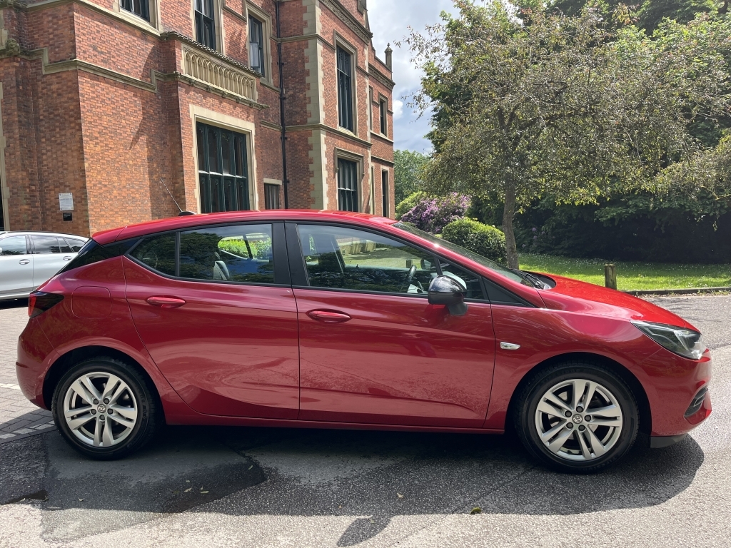 Vauxhall Astra Hatchback KN21GKV Red #2