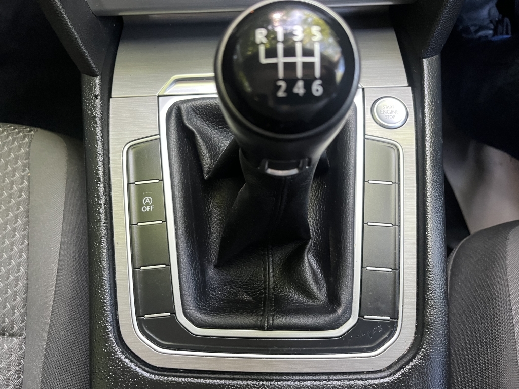 Volkswagen Passat White #25