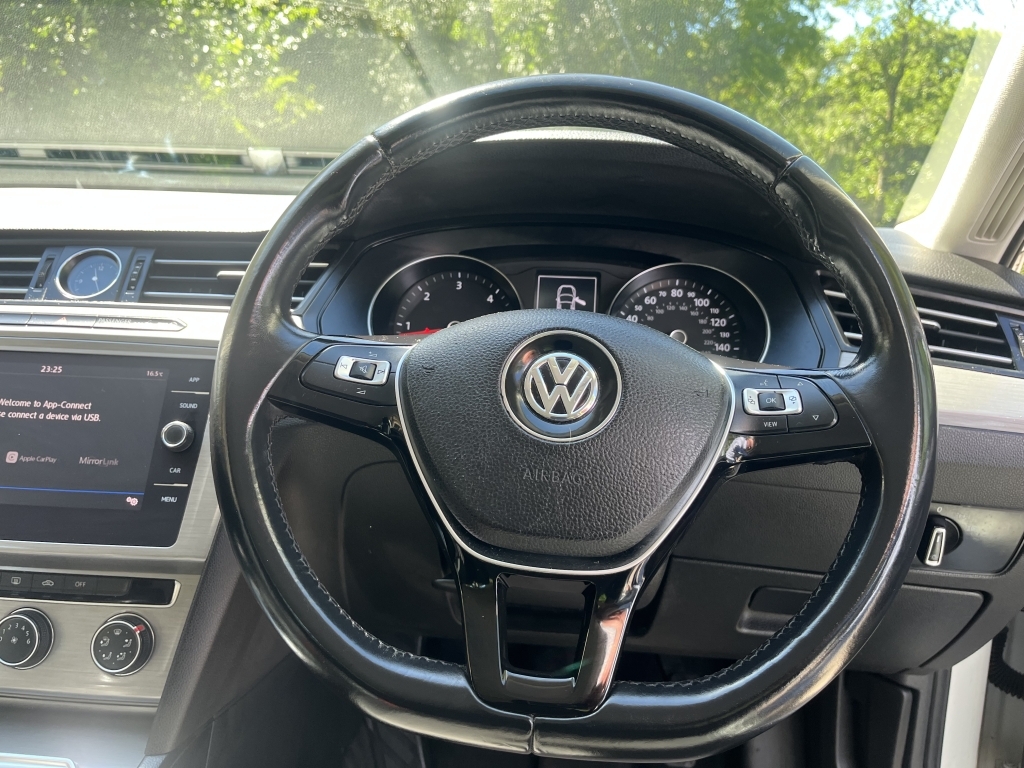 Volkswagen Passat White #19