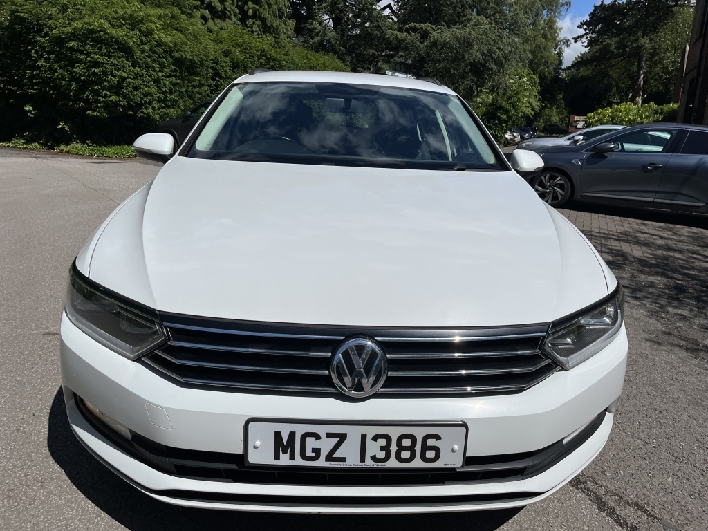 Volkswagen Passat White #17