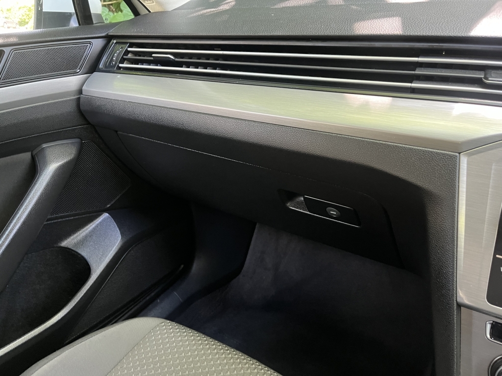 Volkswagen Passat White #28