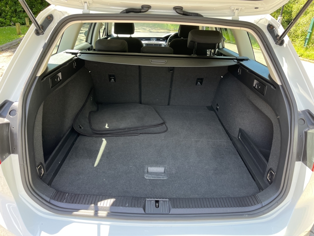 Volkswagen Passat White #9