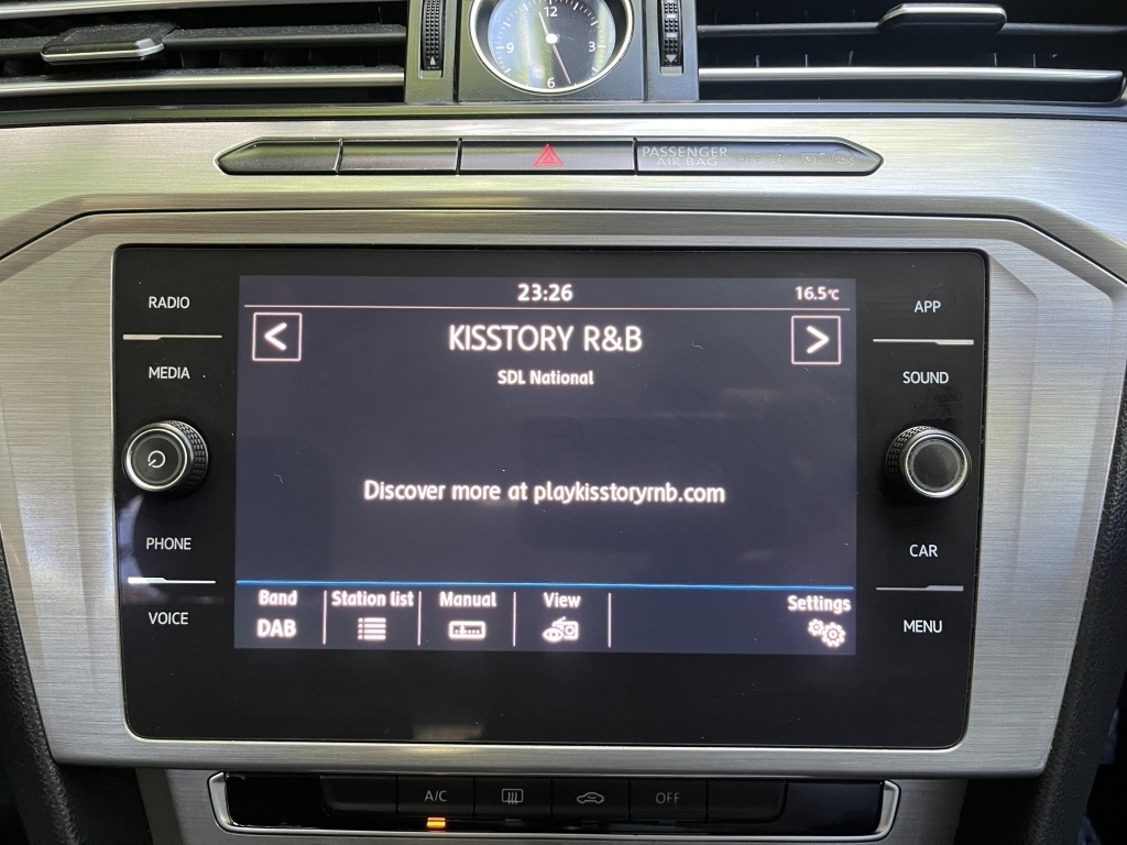 Volkswagen Passat White #29