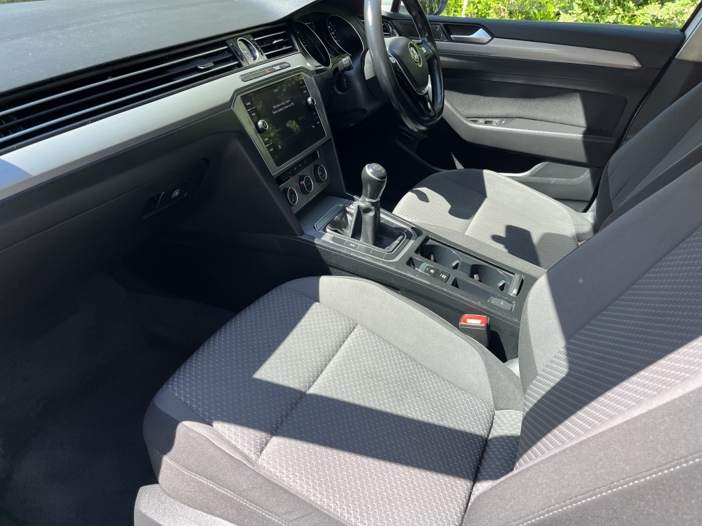 Volkswagen Passat White #15