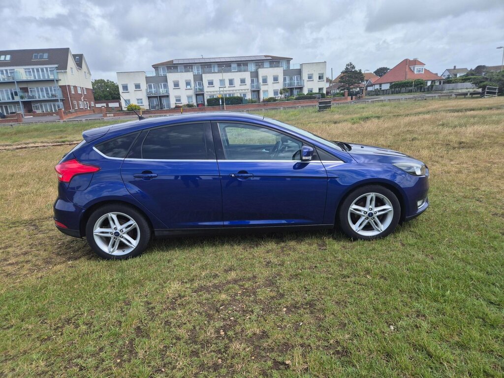 Ford Focus Titanium 5-Door Blue