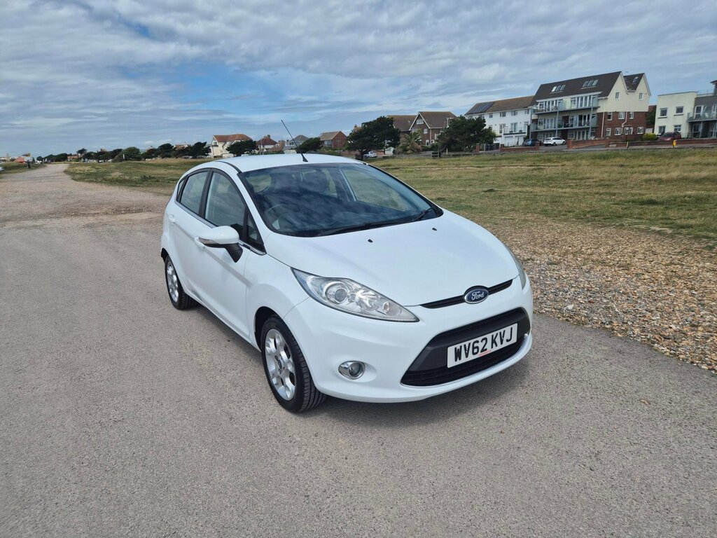 Ford Fiesta 1.4 Zetec Hatchback 130 Gkm, 9 White