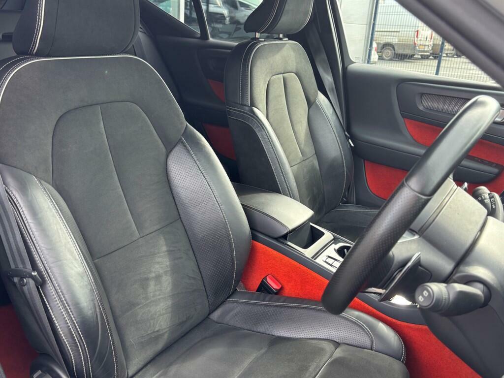 Volvo XC40 R-design White #2