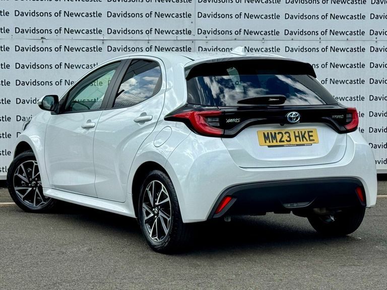 Toyota Yaris 1.5 Vvt-h Design Hatchback Hybrid E-cvt MM23HKE White #4