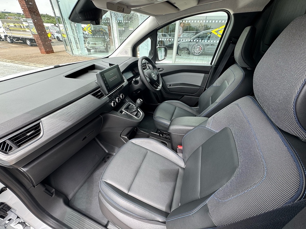 Nissan TOWNSTAR Acenta White #21