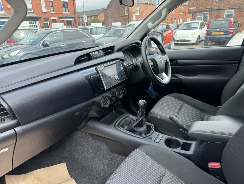 Toyota HILUX 2.4L Active White #5
