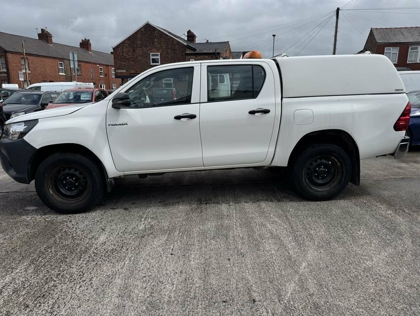 Toyota HILUX 2.4L Active White #4