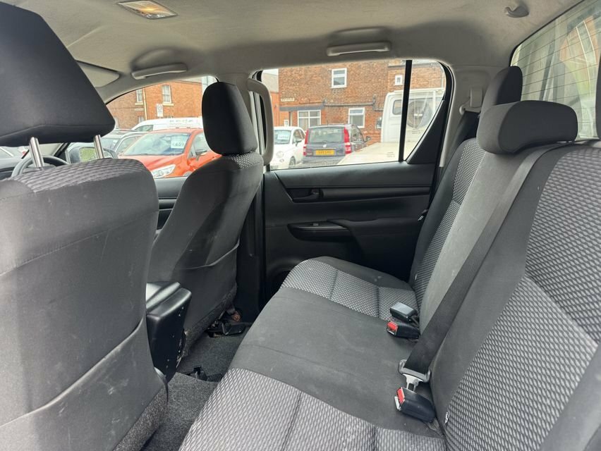 Toyota HILUX 2.4L Active White #6