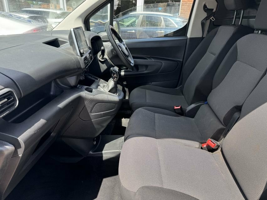 Vauxhall Combo 1.6L Sportive White #6