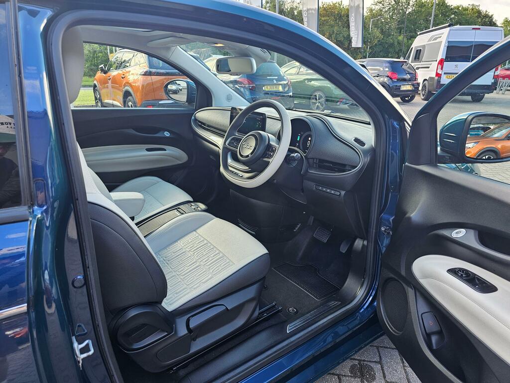 Fiat 500E 500E Icon Black #11