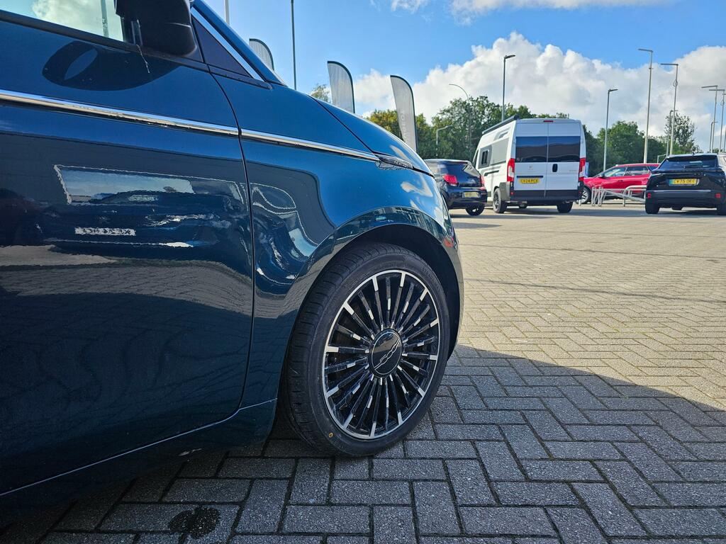 Fiat 500E 500E Icon Black #9