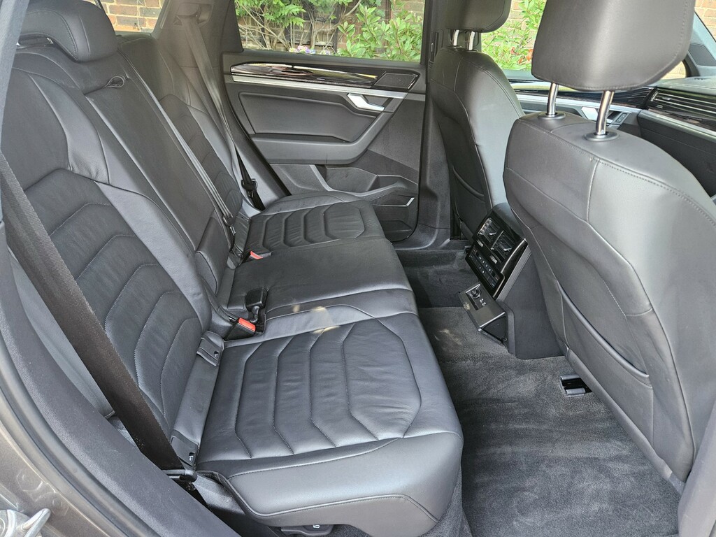 Volkswagen Touareg R-line Tech Plus Grey #36