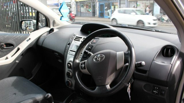 Toyota Yaris T3 Hatchback Silver #3