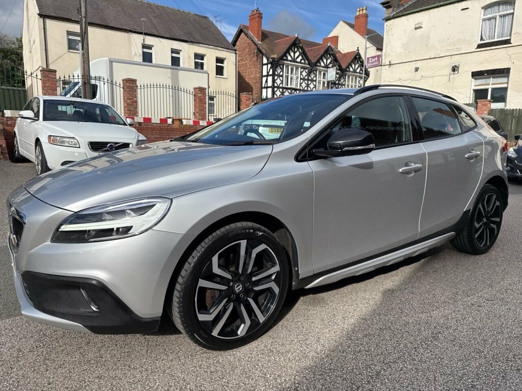 Volvo V40 Cross Country 1.5L Edition White #2