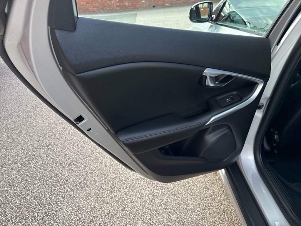 Volvo V40 Cross Country 1.5L Edition White #34