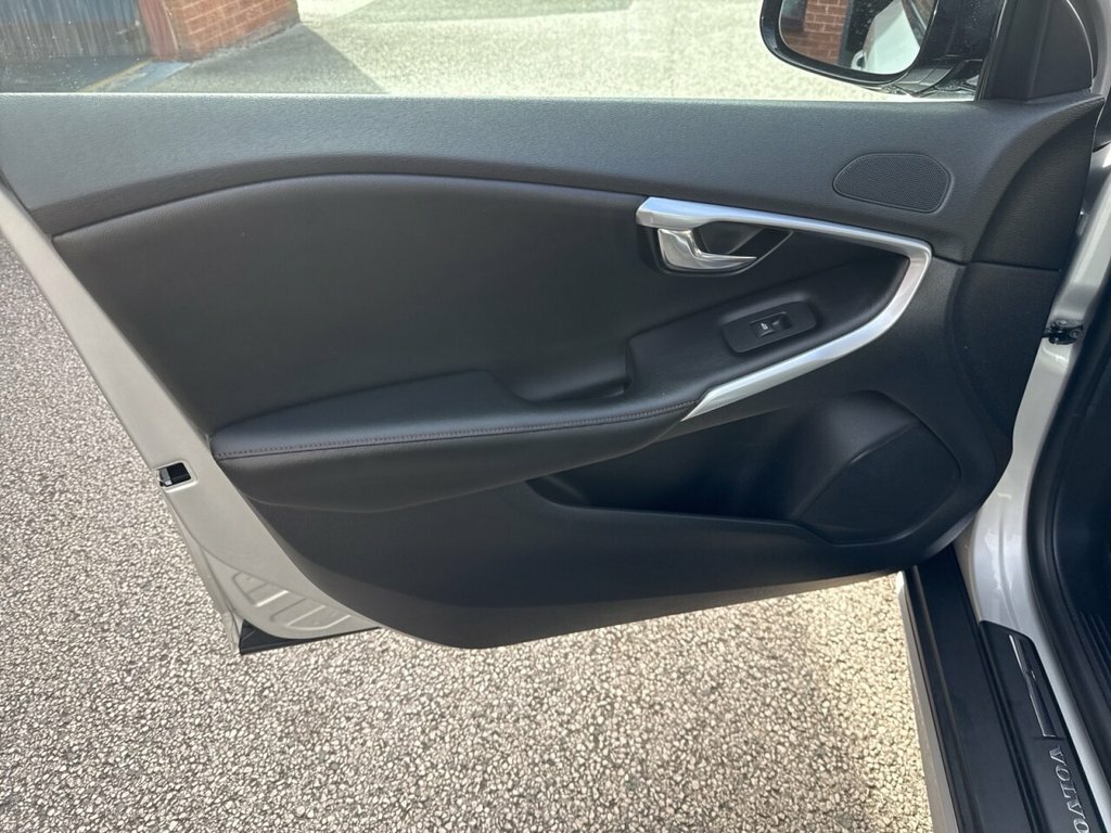 Volvo V40 Cross Country 1.5L Edition White #33