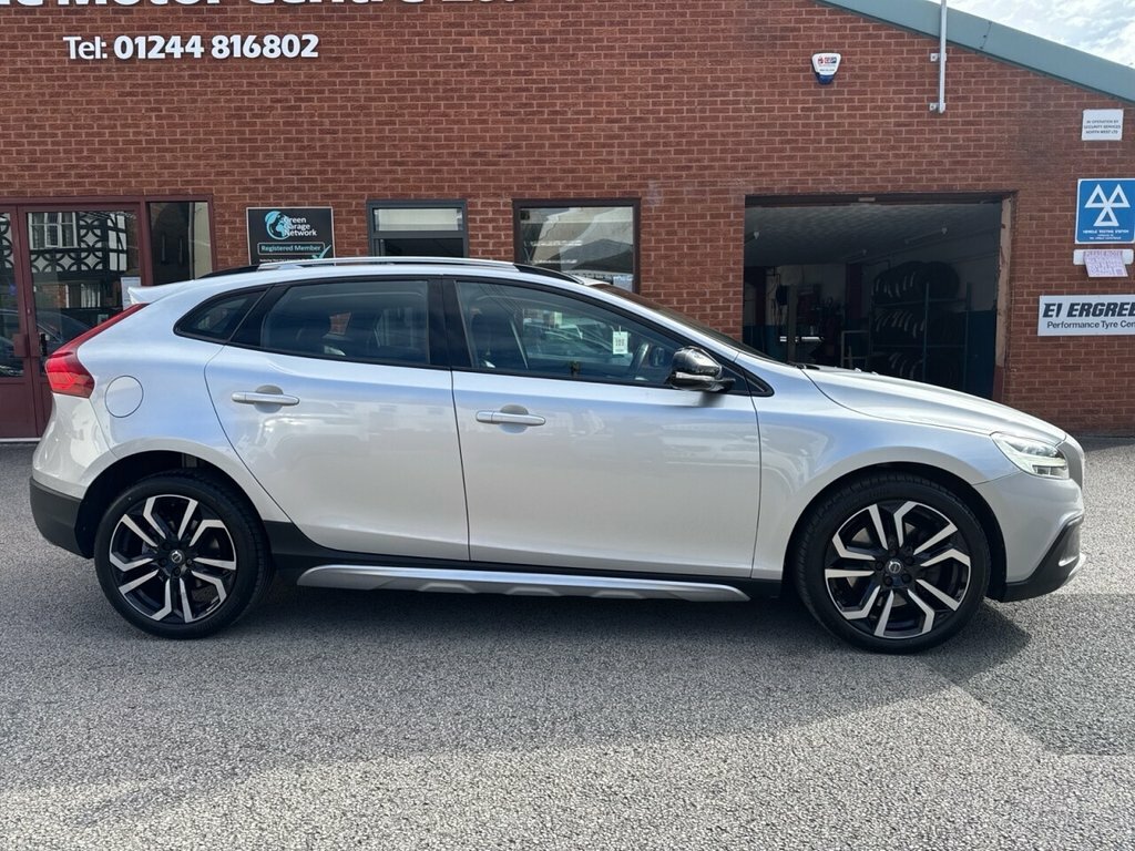 Volvo V40 Cross Country 1.5L Edition White #3
